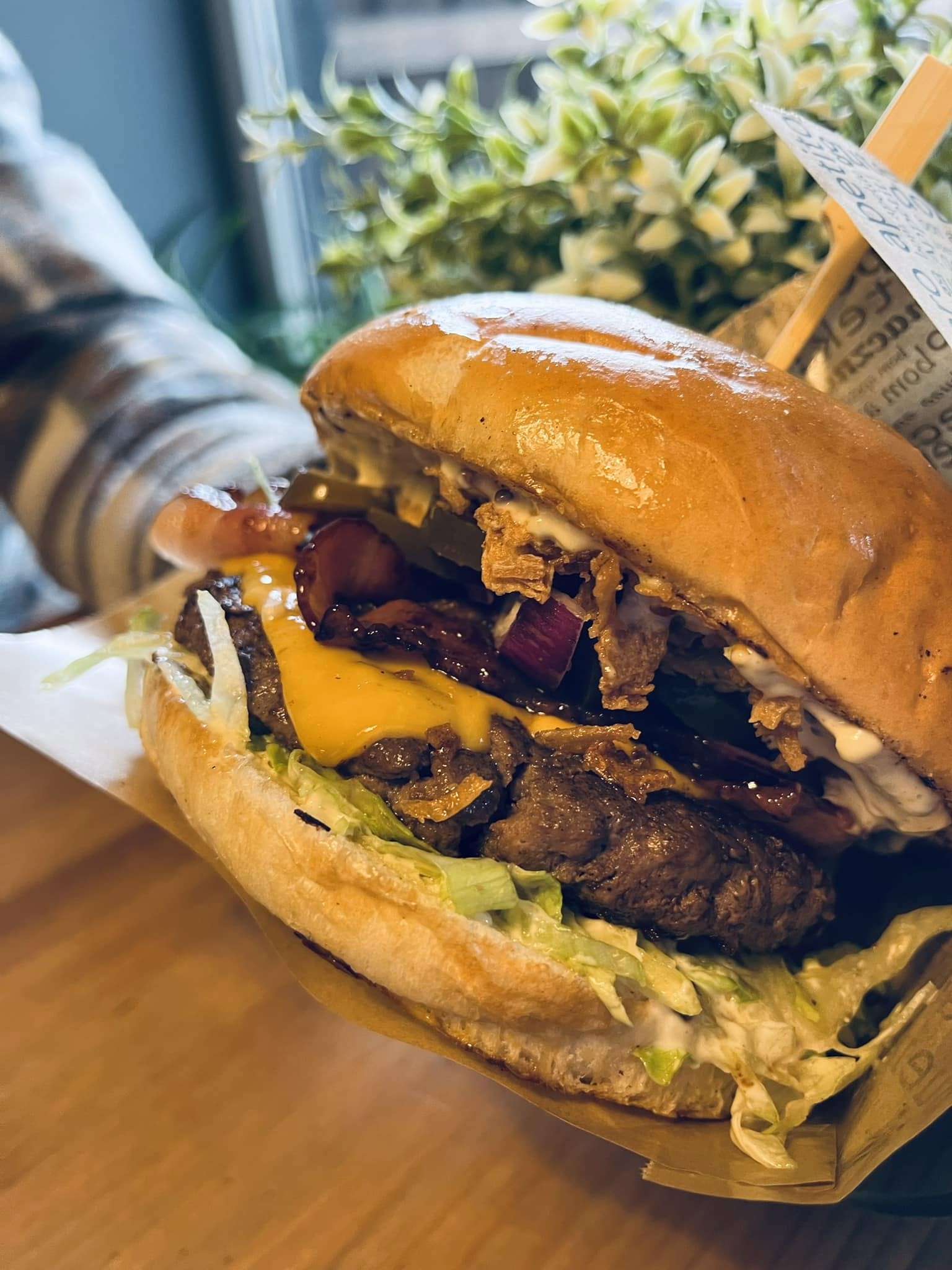 Big Burger z bekonem i cheddarem